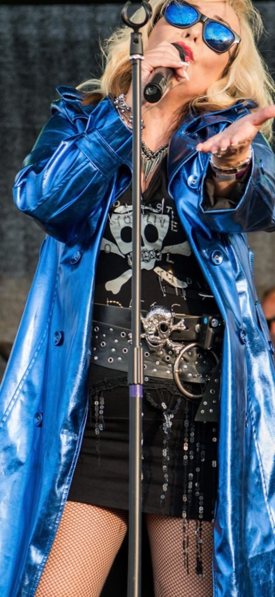 <q>blue rain coat.</q>